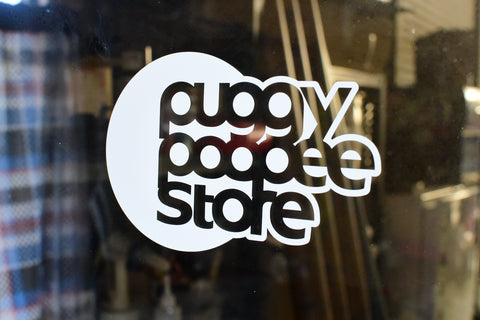 PUGGY POOPEE STORE / LOGO STICKER [WHITE]